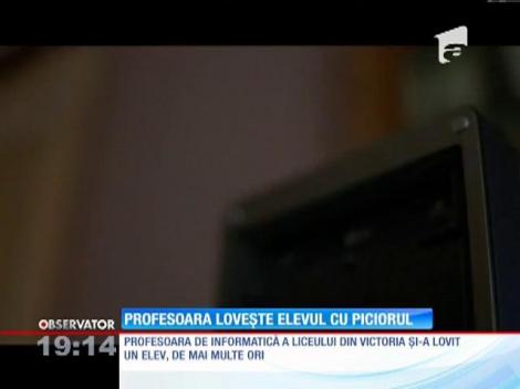 O profesoară furioasă din Braşov a lovit un elev cu picioarele