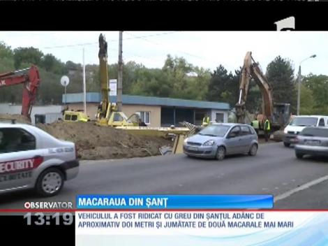 O macara s-a răsturnat într-un şanţ