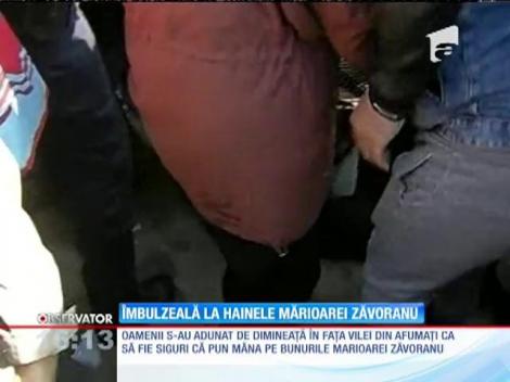 Mai multe femei s-au îmbulzit pentru lucrurile Mărioarei Zăvoranu