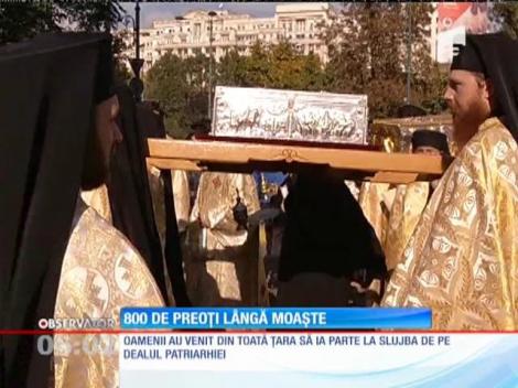 Mii de pelerini au stat la coadă ca să se roage la sfăntul Dumitru