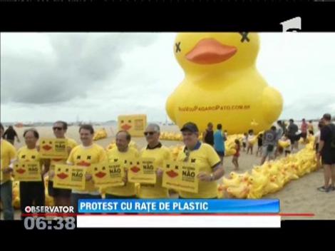 Proteste cu rațe de plastic pe celebra plajă Copacabana