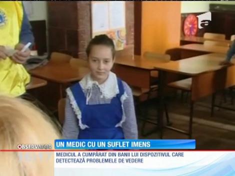 Un medic oftalmolog din Mureş oferă elevilor nevoiaşi de la sate consultaţii gratuite