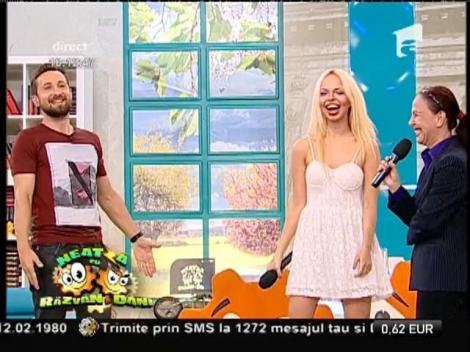 Barbie de România şi mama ei au făcut spectacol! Blonda a sărit în braţele lui Dani Oţil, iar reacţia lui este fabuloasă