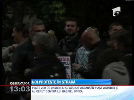 Peste 200 de oameni i-au cerut demisia lui Gabriel Oprea