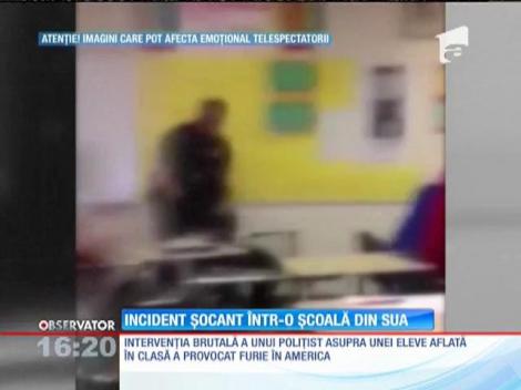 SUA: O elevă este lovită şi tărâţă pe jos de un poliţist, în faţă colegilor