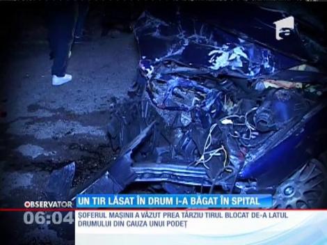 Trei tineri au ajuns în spital din cauza unui TIR lăsat în mijlocul drumului