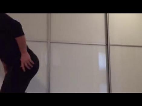 Râzi cu lacrimi! Cum reacționezi la durere în funcție de muzica pe care o asculți. O demonstrație marca Mihai Bendeac!