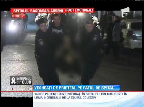 Un supravieţuitor din clubul Colectiv îşi veghează prietenul la spital