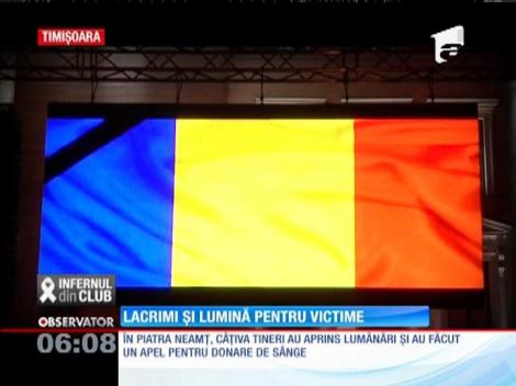 Lângă clubul Colectiv, pe caldarâm, unde vineri noaptea medicii au îngrijit aproape două sute de tineri, a apărut un covor de lumânări