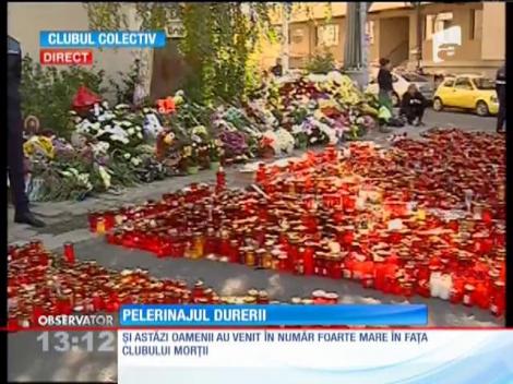 Oamenii vin în număr mare în faţa clubului Colectiv