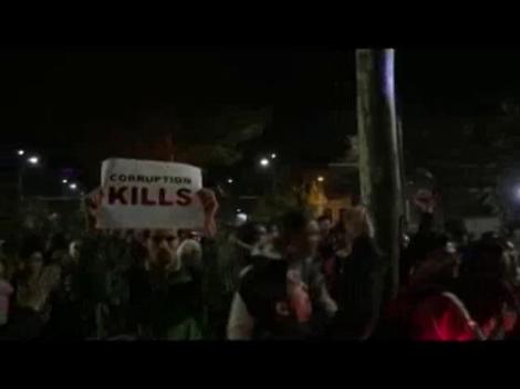 Protest Colectiv. Aplauze ale manifestanților pentru pompieri!