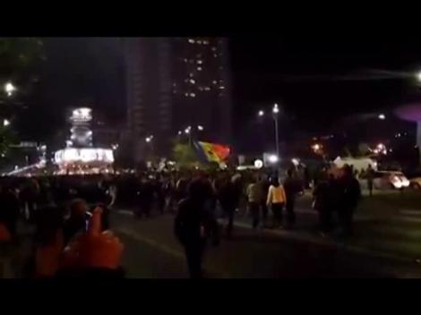 Noi proteste în Bucureşti! Momentul în care oamenii au blocat Piaţa Universităţii