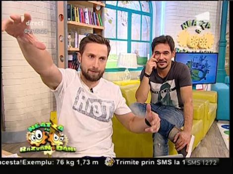 Răzvan Simion şi Dani Oţil, prezentatori la o tombolă