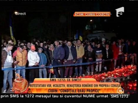 Protestatarii au ţinut, în genunchi, un moment de reculegere în faţa Clubului Colectiv