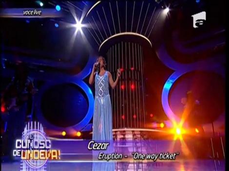 Cu multe codiţe, sutien şi o rochie spectaculoasă! Cezar Ouatu a devenit solista trupei Eruption