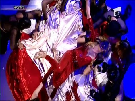 Sexy şi foarte... SENZUALĂ! Florin Ristei a devenit BLONDĂ şi ne-a arătat că este în stare de absolut orice