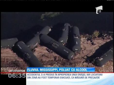 Mai multe vagoane încărcate cu alcool etilic au ajuns în apele fluviului Mississippi