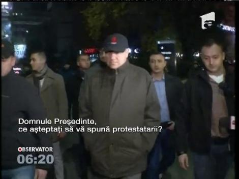 Preşedintele Klaus Iohannis, întâlnire în stradă cu protestatarii din Piaţa Universităţii
