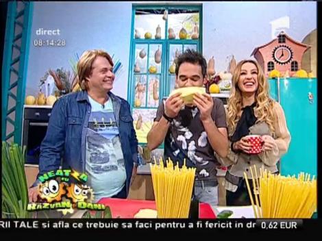 Răzvan Simion, discuție cu șervețelul la gură. Află aici motivul!