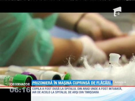 Fetiţă de numai 3 ani, prizonieră în mașina cuprinsă de flăcări