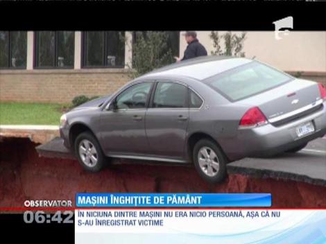 Mașini înghițite de un crater uriaş, de peste o sută de metri!