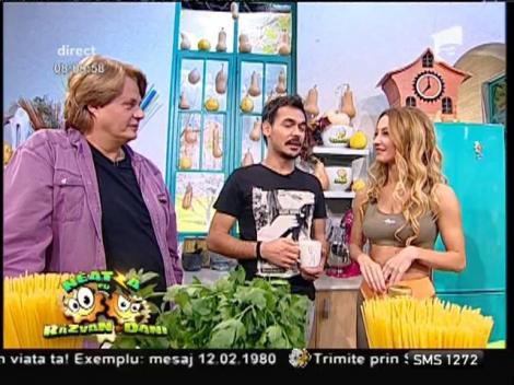 O gospodină desăvârşită! Flavia i-a îndeplinit visul lui Răzvan Simion şi s-a pus pe gătit...paste