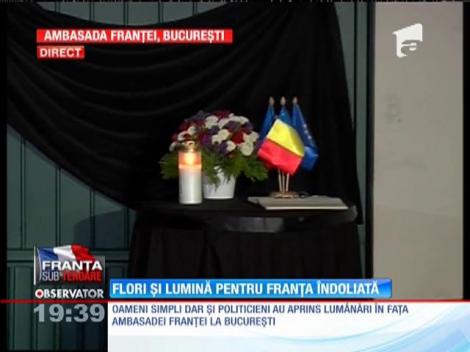 Trotuarul din faţa Ambasadei Franţei la Bucureşti, acoperit de flori şi lumânări