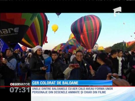 Două sute de baloane cu aer cald au colorat cerul unui oraș din Mexic