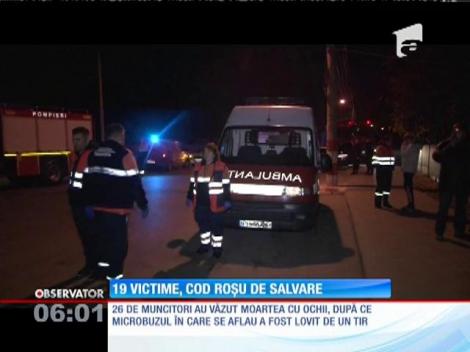 Un microbuz plin cu muncitori a fost răsturnat de către un TIR. 19 oameni au fost răniți