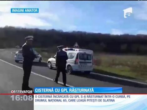 O cisternă cu GPL răsturnată a stârnit panică printre şoferii pe Drumul Naţional 65, care leagă Piteşti de Slatina