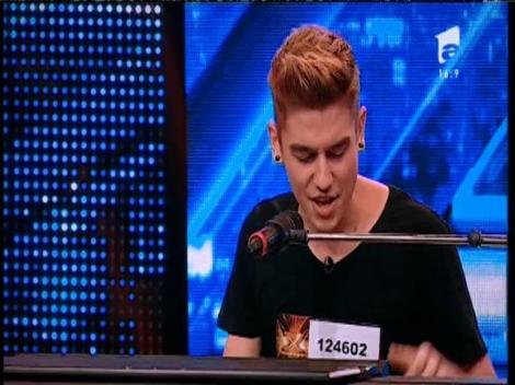 Mashup de spectaculos! Vezi interpretarea lui Darius Genescu, la X Factor!