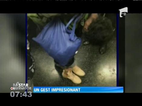 O femeie care trăieşte pe străzi a primit o pereche de pantofi de la o trecătoare