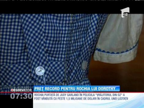 Rochia purtată de Judy Garland în filmul "Vrăjitorul din Oz" a fost vândută pentru un preţ record