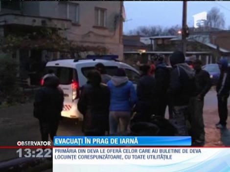 Zeci de oameni au fost evacuaţi dintr-o clădire din Deva