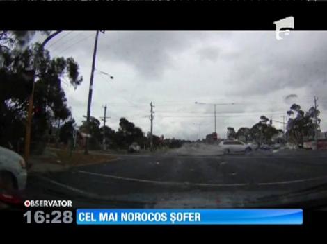 Cel mai norocos șofer. A fost lovit de un fulger uriaş în maşină și nu a pățit nimic