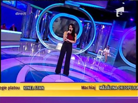 Carmen Minune -  "Living the moment"