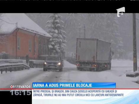 Sute de autoturisme şi TIR-uri au rămas blocate între Predeal şi Braşov