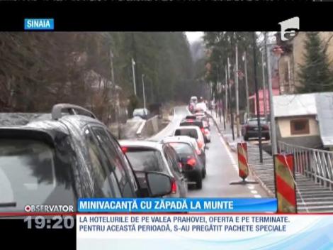 Decembrie vine cu zăpadă şi zile libere, aşa că la munte s-a deschis oficial sezonul de iarnă!