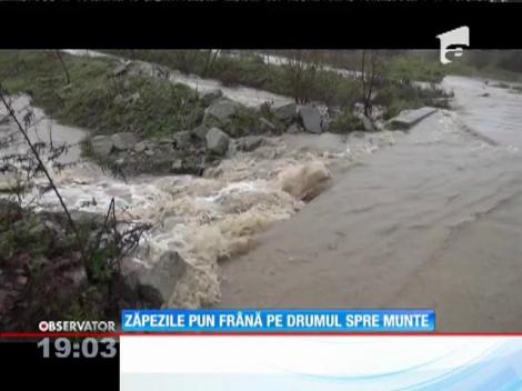 Zăpezile au pus frână turiştilor, în drumul spre munte. Spre Rânca, în Gorj, o femeie gravidă în nouă luni a rămas împotmolită cu maşina în nămeţi