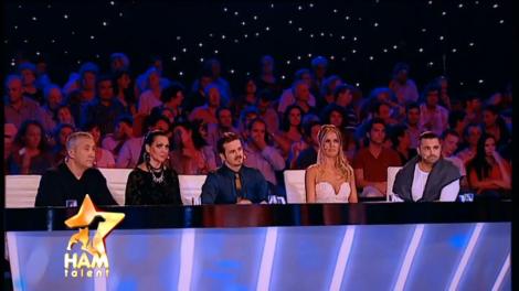 Pariu că așa ceva n-ați mai văzut! Bolt, sarpele boa constrictor care dansează