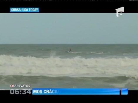 Apariţie inedită a lui Moş Crăciun în Florida. Bătrânelul a apărut pe o placă de surf, cu tolba plină de daruri