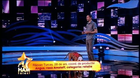 Cum să nu-l iubești? Angus escaladează munții și este cel mai bun prieten al bebelușilor