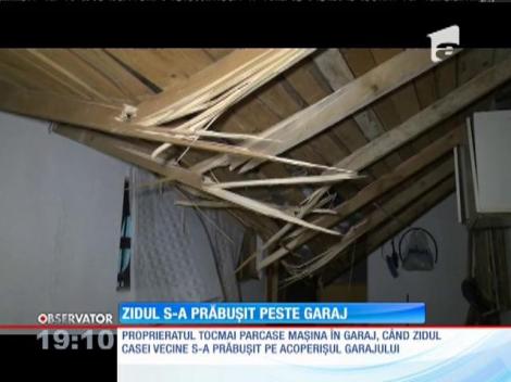 O clădire lăsată în paragină s-a prăbuşit peste casa vecinilor