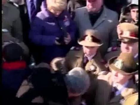 Imagini emoționante! Parada națională, dincolo de grandoarea arsenalului militar: Copiii militarilor români morți în Afganistan, în lacrimi la defilări