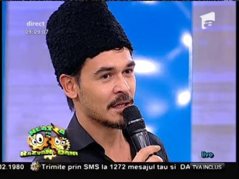 Îți vine să plângi! Răzvan Simion cântă live acompaniat de un acordeon!