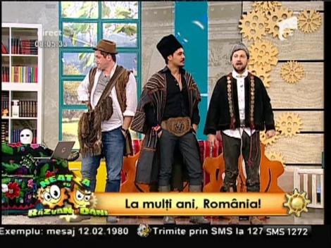 La mulți ani, România! Haiducul Răzvan și iobagul Dani au dat startul petrecerii în costume spectaculoase