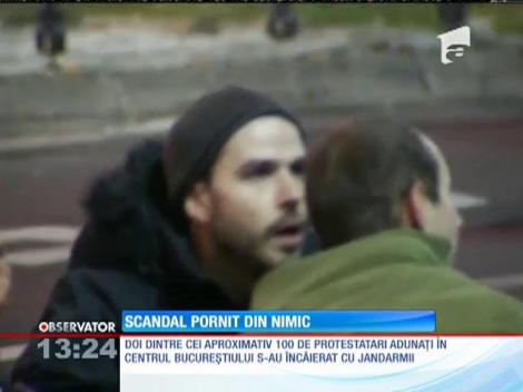 Protestatarii adunaţi în centrul Bucureştiului s-au încăierat cu jandarmii