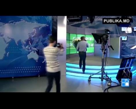 VIDEO: O jurnalistă celebră din Republica Moldova a fost cerută în căsătorie la serviciu, în aplauzele colegilor de platou