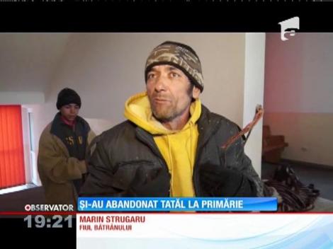 Doi fraţi din Suceava și-au abandonat tatăl bolnav în faţa primăriei