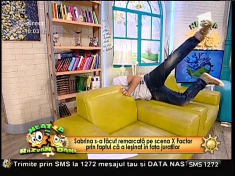 E molipsitor! Barbie de România l-a făcut pe Răzvan Simion să leşine în direct la "Neatza"